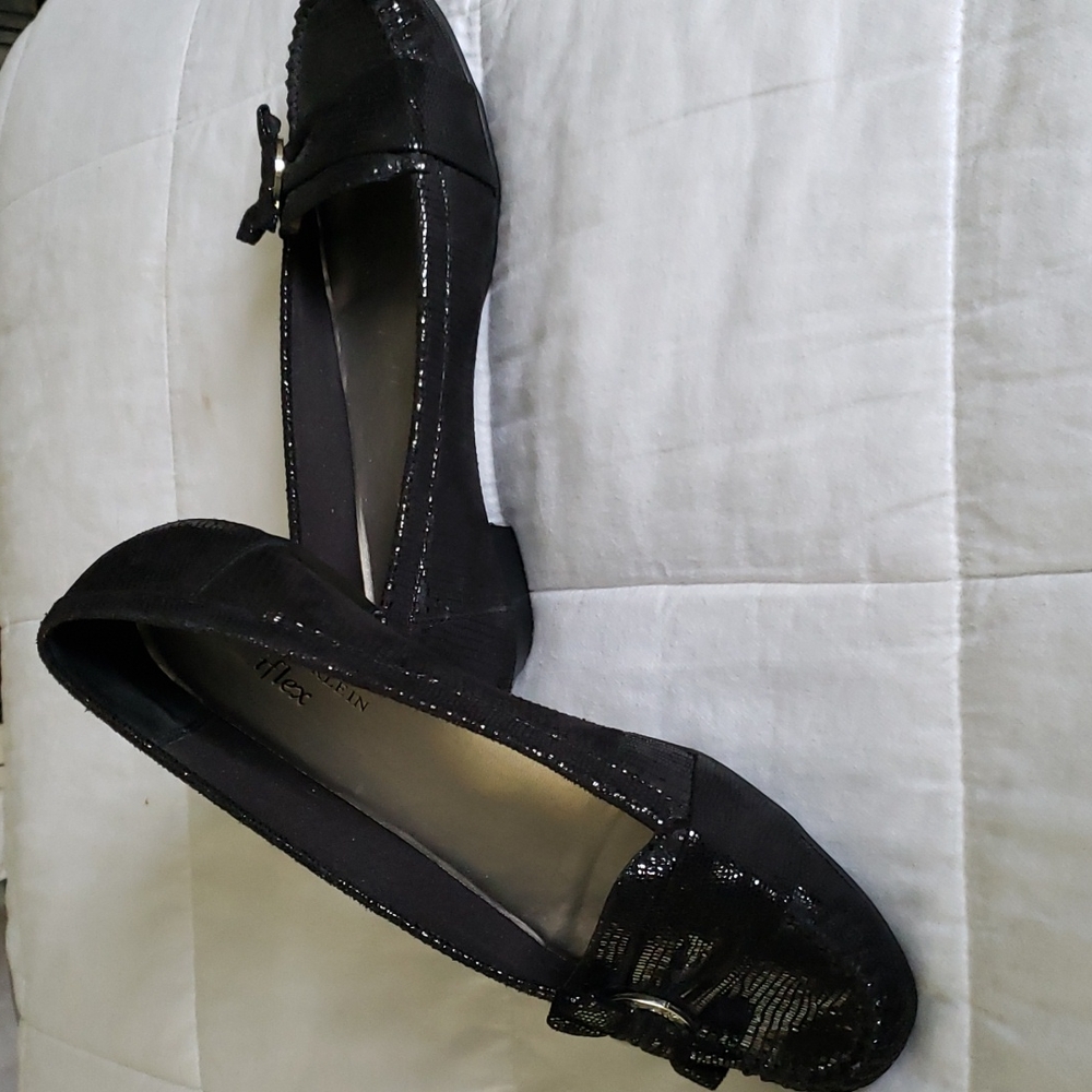 Great looking comfortable flats -- NWOT